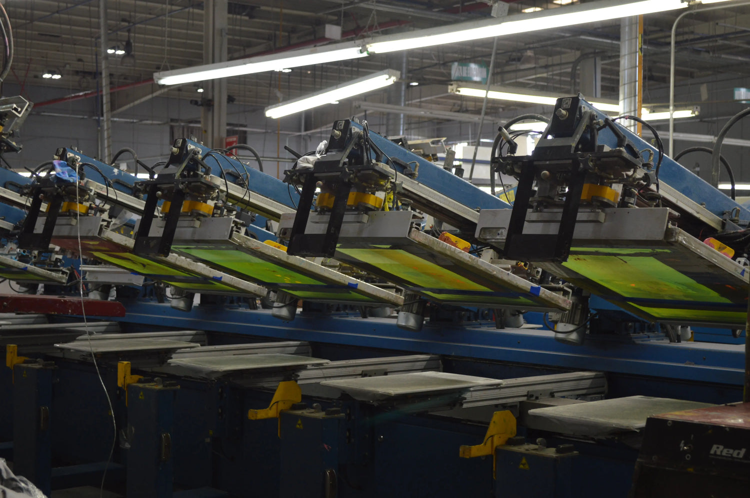 DTG vs Screen Printing: Choosing the Right Method for Your Custom Apparel Factory 1 Direct